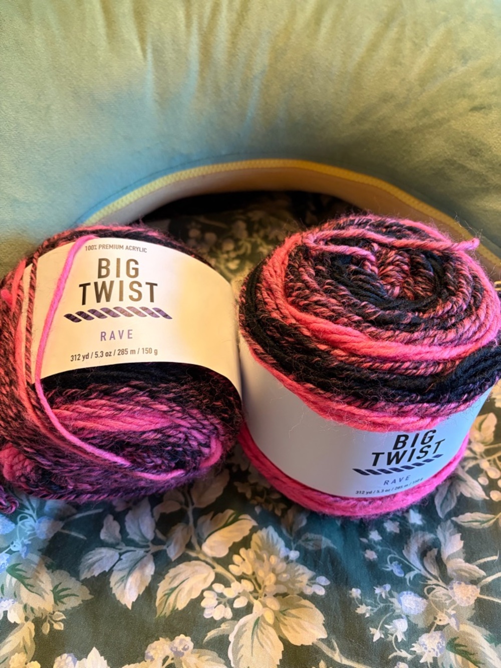 Big Twist Rave Multicolor Yarn - Pink & Black in Scene Queen. Rare,  price for 2 - Picture 2 of 7